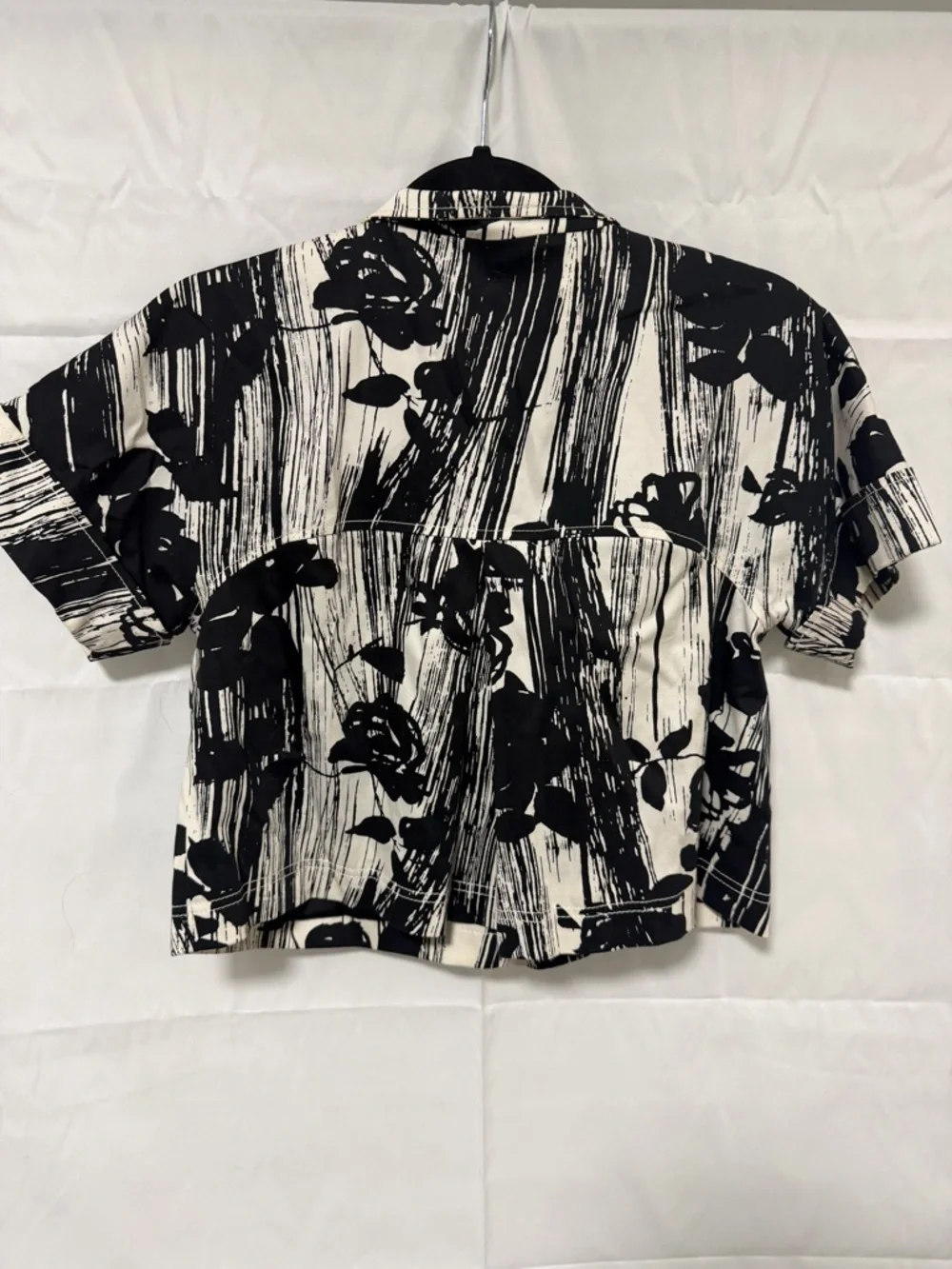 St. John Black and White Abstract-Print Cropped Jacket - Picture 6 of 6